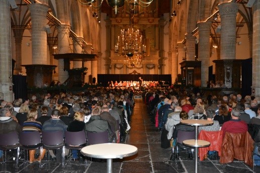 gezicht achter uit de kerk richting podium